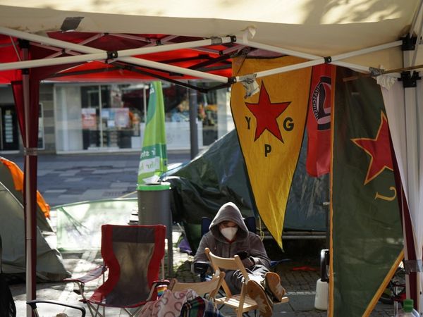 Stimmungsbild im Camp mit YPG und FFF Fahnen