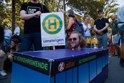 Der Aktivist im Bus sitzt auf dem Boden