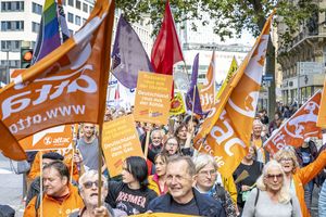 Blick in den Attac-Block mit vielen orangen Fahnen und Schildern