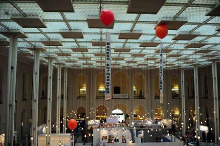 Protestbanner entrollen sich beim Aufstieg zur Decke Protestbanner entrollen sich beim Aufstieg zur Decke
