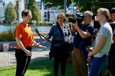 Eine Aktivistin von junges Attac gibt der ARD ein Interview