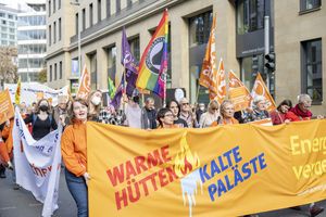 Bild vom Attac-Block und einem Detail des Fronttransparentes mit dem Kampagnenlogo "Warme Hütten, kalte Paläste"