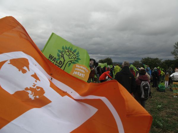 Bild von der Demo mit Attac-Flagge