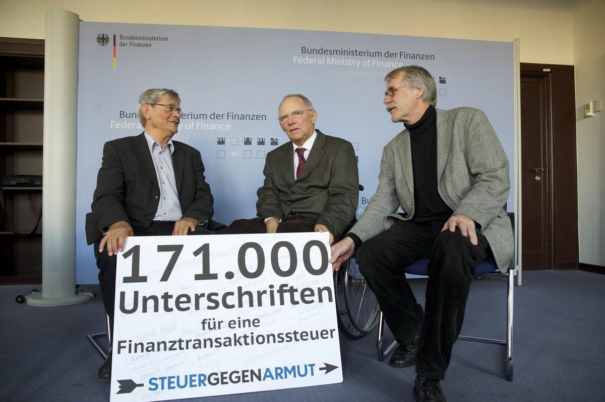 Detlev von Larcher und Paul Bendix haben 171.000 Unterschriften übergeben. Weitere 61.000 Unterschriften hatte Landesbischof Prof. Dr. Heinrich Bredford-Strohm dabei. Detlev von Larcher und Paul Bendix haben 171.000 Unterschriften übergeben. Weitere 61.000 Unterschriften hatte Landesbischof Prof. Dr. Heinrich Bredford-Strohm dabei.