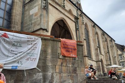 Bild vom Infostand, im Hintergrund der Kirchturm von Tübingen.