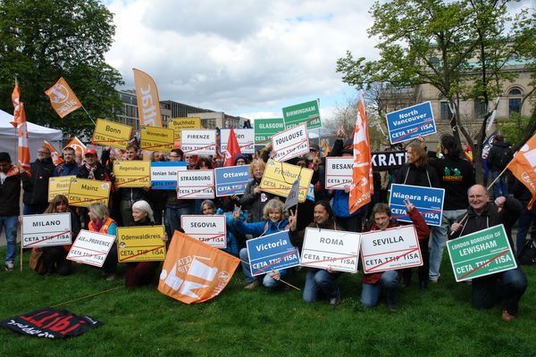 Internationale Kommunen auf der Demo Hannover 23.4.16. Foto: Helga Reimund, attac.de