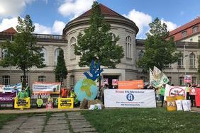 Gruppenbild des Bündnisses mit vielen Fahnen und Bannern