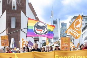 Blick in den Attac Block, mit einer großen Regenbogenfahne mit einem Antifa-Logo