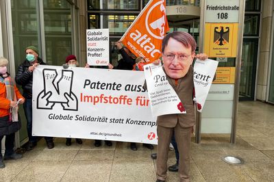 Jetzt hält Karl Lauterbach fröhlich das zerrissene Impfpatent in die Kamera.