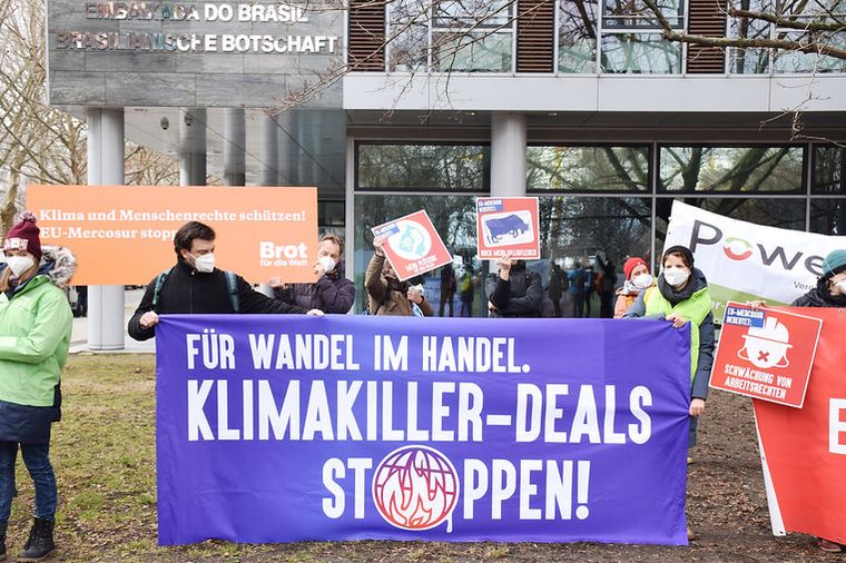 Bild: Uwe Hiksch Vertreter*innen verschiedener NGOs bei der Protestkundgebung. Auf dem Transparent im Vordergrund steht "Für Wandel im Handel. Klimakiller-Deals stoppen!"