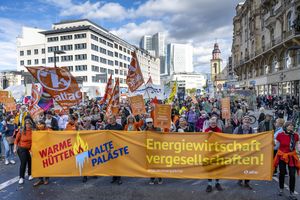 Blick auf den Attac-Block auf der Demonstration, auf dem Fronttransparent steht "Warme Hügel, kalte Paläste. Energiewirtschaft vergesellschaften!"