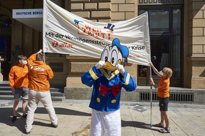 Donald schaut ohne Geld traurig.
