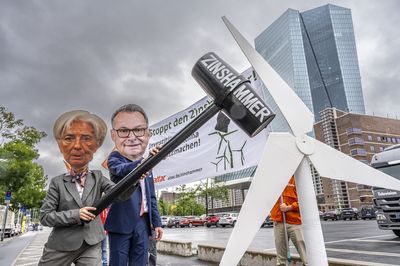 Lagarde und Nagel schlagen mit dem Hammer auf das Windrad ein.