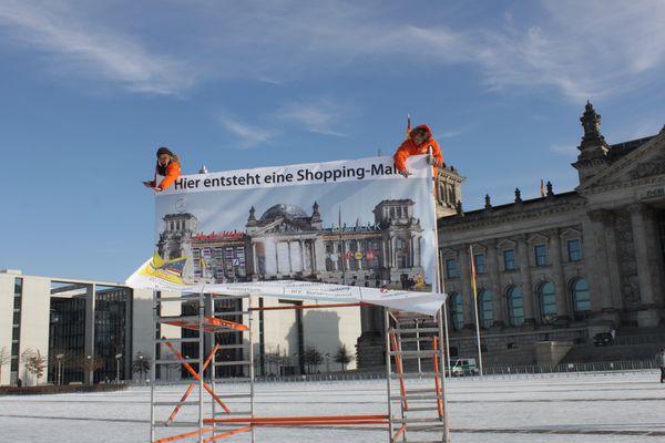 Enthüllung des Bauschildes der Aktion: Bundestag wird Shopping Mall Enthüllung des Bauschildes der Aktion: Bundestag wird Shopping Mall