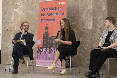 Podium mit Heribert Prantl, Baro Vicenta Ra Gabbert (Greenpeace), Noa Neumann (Attac)