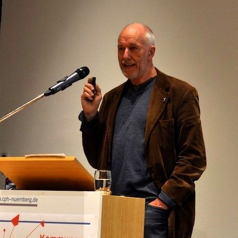 Karl-Martin Hentschel hält einen Vortrag