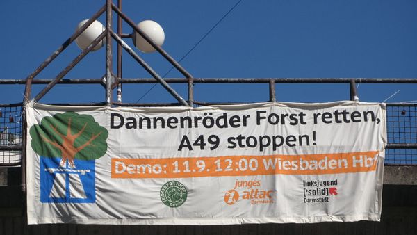 Transparent gegen die Rodung des Dannenröder Forstes hängt von einer Brücke