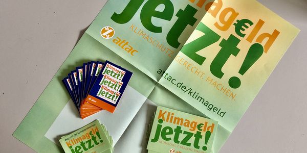 Sammlung der Kampagnenmaterialien auf einem Tisch