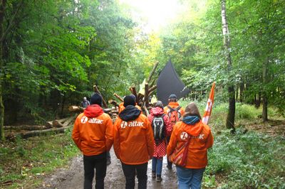 Gruppe von Attacies beim Waldspaziergang, im Hintergrund ist eine Barrikade.