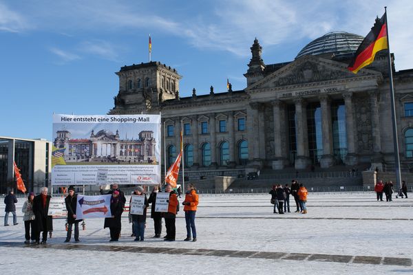 Aktion: Bundestag wird Shopping Mall - wenn TTIP kommt, kann die Demokratie einpacken. Aktion: Bundestag wird Shopping Mall - wenn TTIP kommt, kann die Demokratie einpacken.