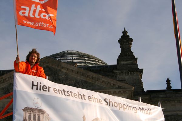 Aktion: Bundestag wird Shopping Mall - wenn TTIP kommt, kann die Demokratie einpacken. Aktion: Bundestag wird Shopping Mall - wenn TTIP kommt, kann die Demokratie einpacken.