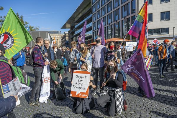Gruppenbild junger Attacies auf der Kundgebung