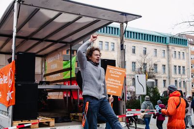 Auf dem Lautsprecherwagen animiert ein Attac-Aktivist