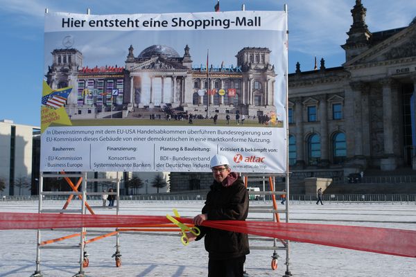 Aktion: Bundestag wird Shopping Mall - wenn TTIP kommt, kann die Demokratie einpacken. Aktion: Bundestag wird Shopping Mall - wenn TTIP kommt, kann die Demokratie einpacken.