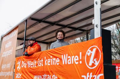 Blick auf den Lautsprecherwagen von Attac