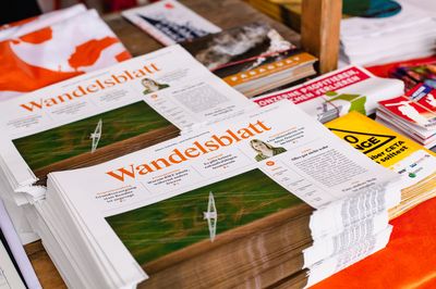 Auf dem Attac-Infostand liegen Handelsblätter aus