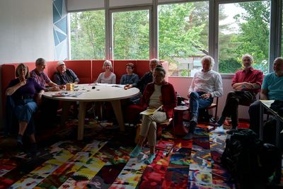Menschen sitzen beim Essen in der Cafetaria an einem Tisch