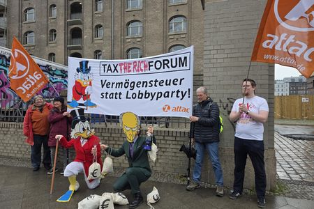 Aktivist*innen von Attac halten ein Transparent mit der Aufschrift "Tax - the rich - Forum", "Vermögensteuer statt Lobbyparty!"