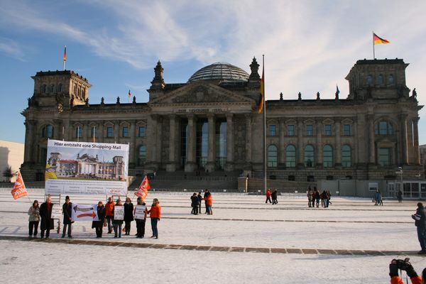 Aktion: Bundestag wird Shopping Mall - wenn TTIP kommt, kann die Demokratie einpacken. Aktion: Bundestag wird Shopping Mall - wenn TTIP kommt, kann die Demokratie einpacken.