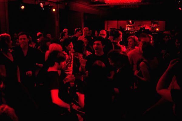 Partystimmung beim abendlichen Kulturprogramm