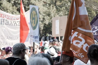 Blick durch den Attac-Block mit einigen Fahnen und Schildern