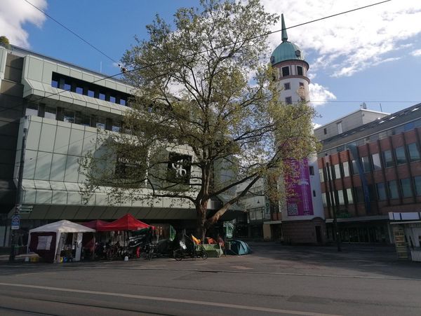 Totale vom Camp mit weißem Turm