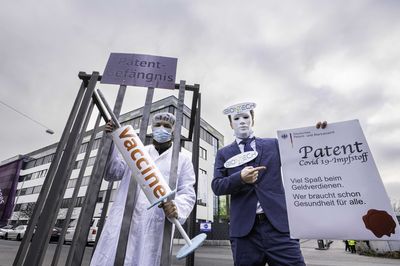 Im Bild der Arzt hinter Gittern (Auf dem Käfig steht "Patent-Gefängnis) und daneben dem fröhlichen Anzugträger mit seinem Impfpatent.
