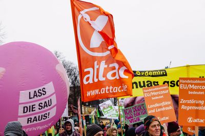 In der Demo sieht man eine im Wind wehende Attac-Fahne