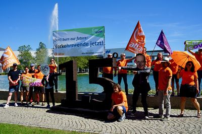 Gruppenbild der Attac-Aktivist*innen vor den 1,5°