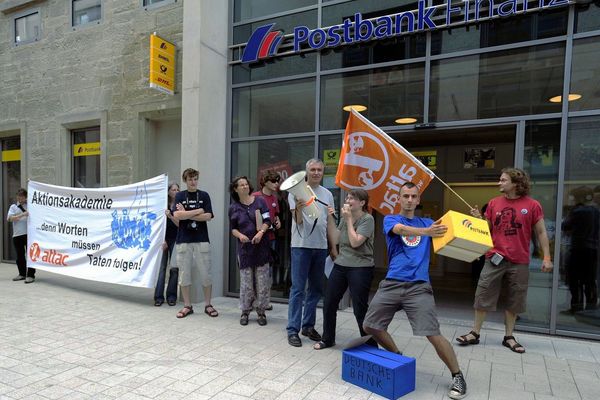 Zaubertrick: Gleich verschwindet die kleine Postbank in der großen blauen Deutschen Bank ... Zaubertrick: Gleich verschwindet die kleine Postbank in der großen blauen Deutschen Bank ...