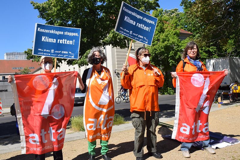 Attacies stehen mit Fahnen und Schildern bei der Kundgebung