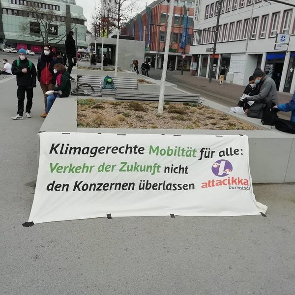 Transparent von Attacikka mit dem Slogan "Klimagerechte Mobilität für alle: Verkehr der Zukunft nicht den Konzernen überlassen"