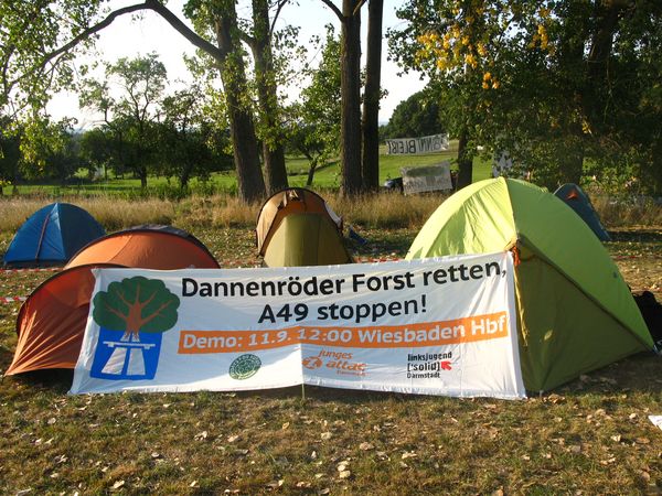 Zelte mit Transpi für den Erhalt des Dannis