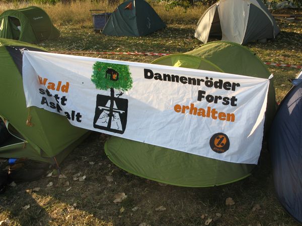 Zelte mit Transpi für den Erhalt des Dannis