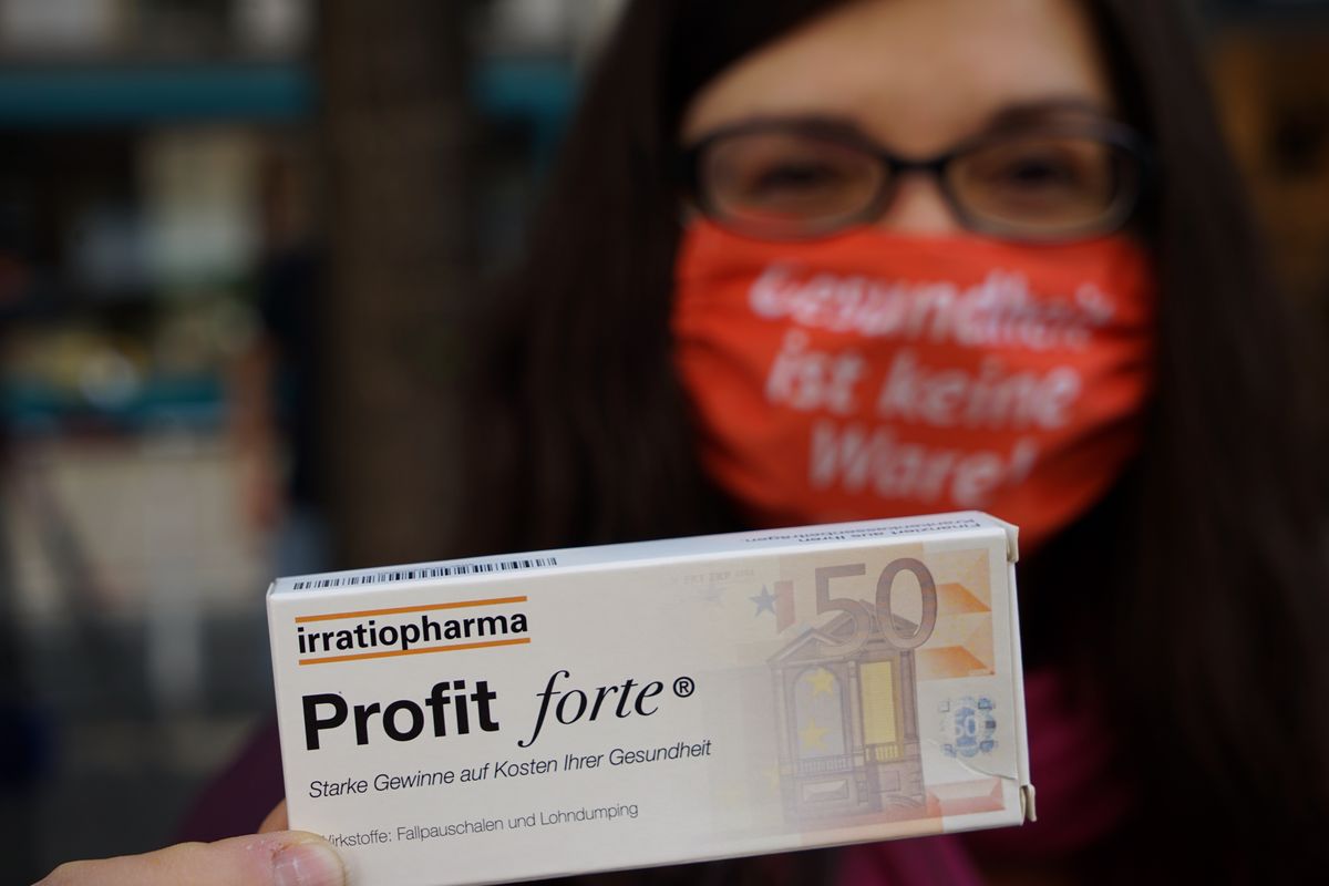 Attacie hält ein Fake-Medikament "Profit forte" in die Kamera