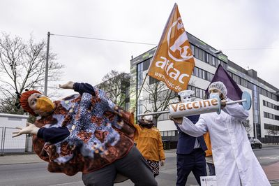 Der Impfarzt ist aus dem Käfig befreit und sticht mit seiner Spritze auf den zu Boden fallenden Virus ein.