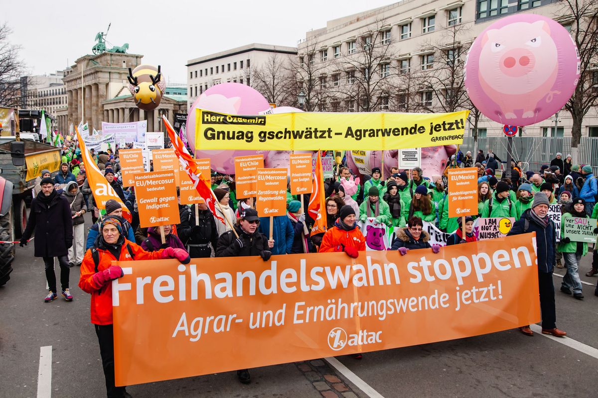 Blick in den Attac-Block, auf dem Fronttransparent steht "Freihandelswahl stoppen – Agrar- und Ernährungswende jetzt!"