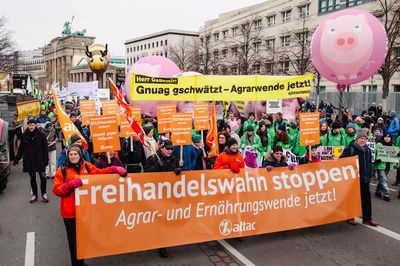 Bild vom Attac-Block, auf dem Fronttransparent steht "Freihandelswahl stoppen. Agrar- und Ernährungswende jetzt!"