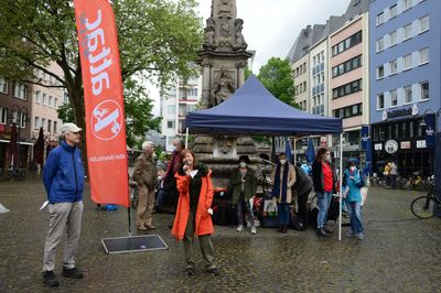 Fotograf + R-Mediabase Bild von der Kundgebung mit einer Rednerin
