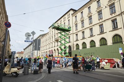 Blick auf die Aktionsstraße und eine Hebebühne